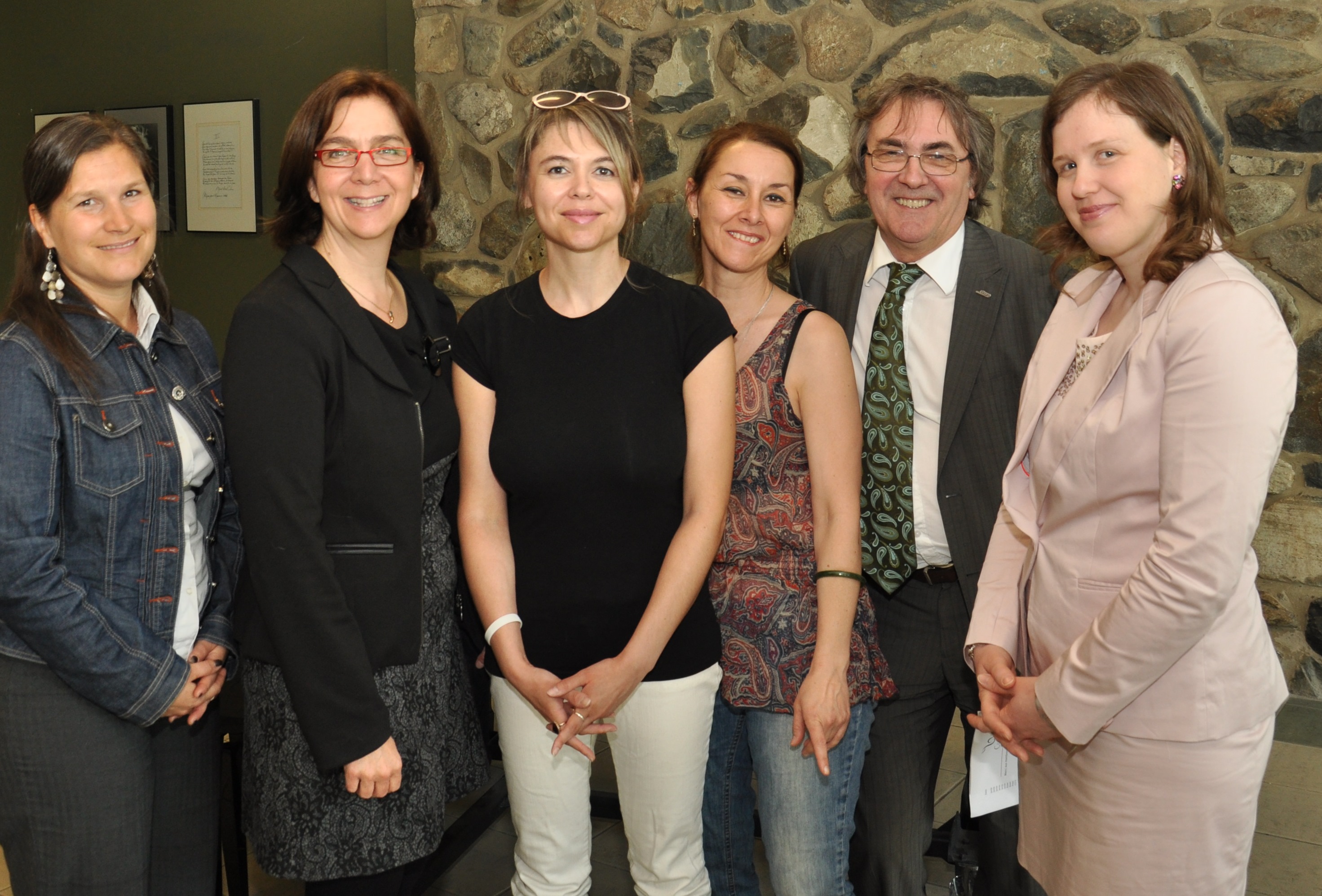 Petra Funk, directrice de la Fondation Cégep de Sherbrooke, Nathalie De Grâce, enseignante en Musique, Nicole Lizée, compositrice et gagnante du 3e prix, Marie Pelletier, compositrice et gagnante du 1er prix, Réjean Bergeron, directeur des études au Cégep et Sonia Pâquet, directrice du Centre de musique canadienne au Québec. Absents lors de la photo : Gabriel Dharmoo, compositeur et gagnant du 2e prix et Dominic Guillette, copropriétaire de Musique PLAV Audio.