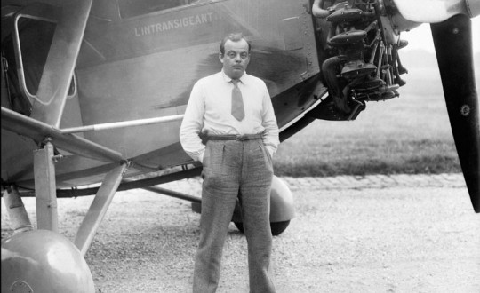 Antoine de Saint Exupéry devant son avion © AFP/Getty Images